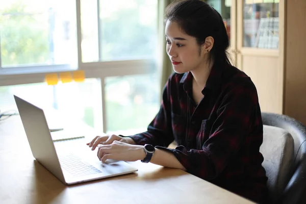 Mujer Asiática Trabajando Desde Casa — Foto de Stock