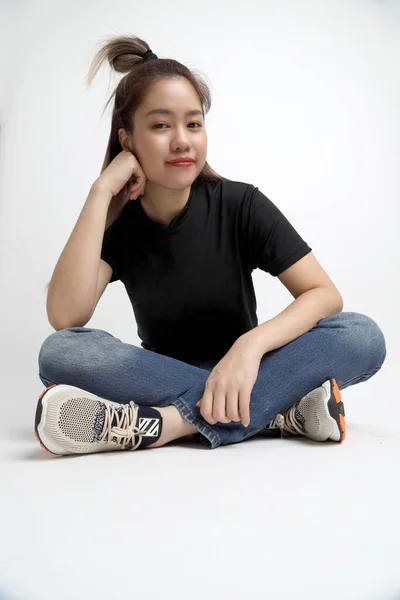 Jovem Mulher Asiática Posando Fundo Branco — Fotografia de Stock