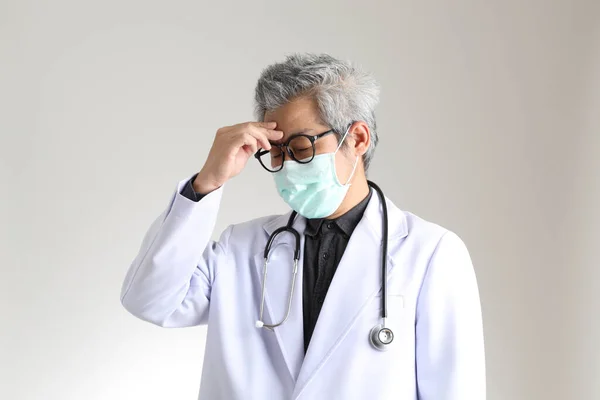 Der Leitende Asiatische Arzt Mit Maske Auf Weißem Hintergrund — Stockfoto