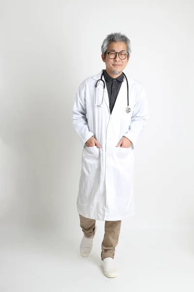 Medico Asiatico Anziano Sullo Sfondo Bianco — Foto Stock