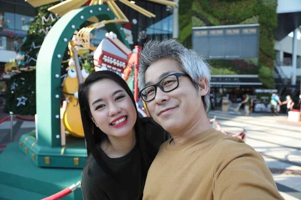 在公共场所的一对亚洲夫妇 — 图库照片