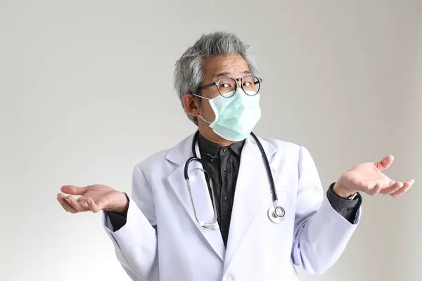 Medico Asiatico Anziano Con Maschera Sullo Sfondo Bianco — Foto Stock