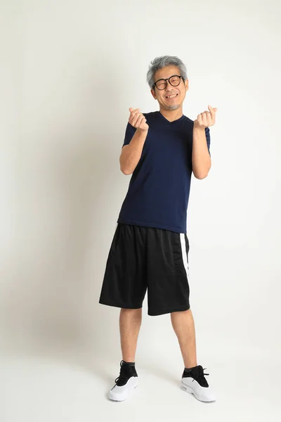 Старший Азиатский Мужчина Спортивной Одежде Белом Фоне — стоковое фото