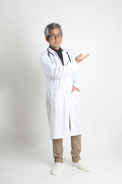 Médico Asiático Senior Fondo Blanco — Foto de Stock