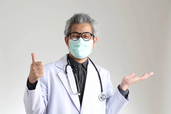 Medico Asiatico Anziano Con Maschera Sullo Sfondo Bianco — Foto Stock