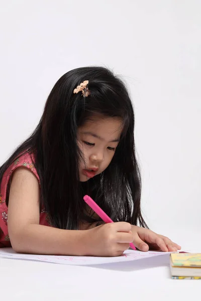 白地に絵を描くアジアの少女 ストック画像