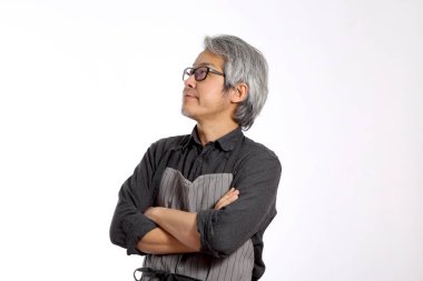 Önlüklü Asyalı adam..