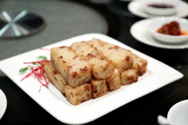 Pirinç keki Çin lokantasında servis edilir..