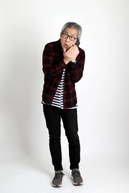 Beyaz arka planda duran Asyalı adam.