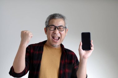 Beyaz arka planda duran Asyalı adam..