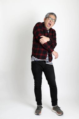 Beyaz arka planda duran Asyalı adam.