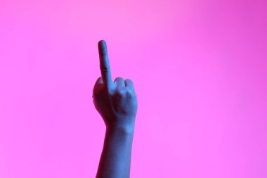 Eller beyaz arkaplanda poz veriyor.