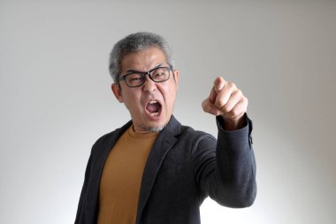 Beyaz arka planda duran akıllı Asyalı adam..