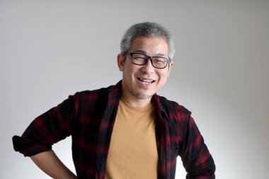 Beyaz arka planda duran Asyalı adam..