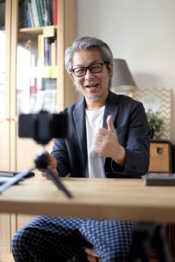 Asyalı işadamı video konferansını evde yapıyor..