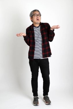 Beyaz arka planda duran Asyalı adam.