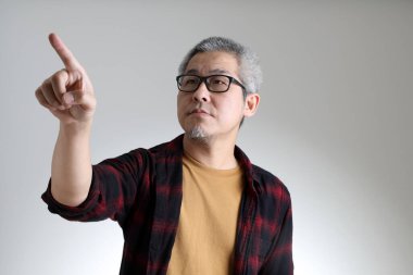 Beyaz arka planda duran Asyalı adam..