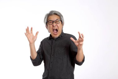 Beyaz arka plandaki kıdemli Asyalı adam..