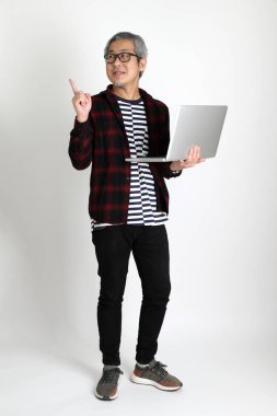 Beyaz arka planda duran Asyalı adam.