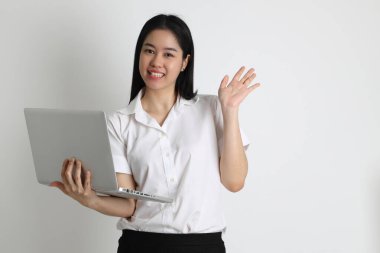 Üniversite üniformalı Asyalı kız beyaz arka planda duruyor..