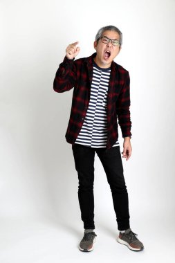 Beyaz arka planda duran Asyalı adam.