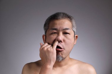 Gri arka planda Asyalı bir adamın portresi..