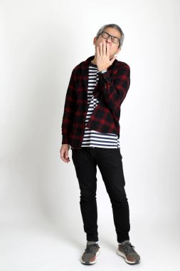 Beyaz arka planda duran Asyalı adam.