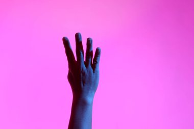 Eller beyaz arkaplanda poz veriyor.