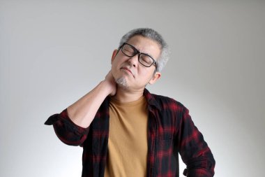 Beyaz arka planda duran Asyalı adam..