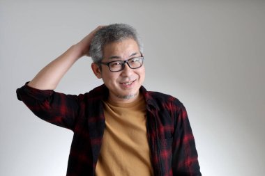 Beyaz arka planda duran Asyalı adam..