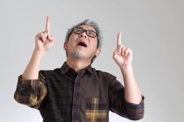 Beyaz arka planda duran kıdemli Asyalı adam.