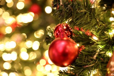 Noel süsü Noel ağacında asılı..