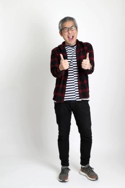 Beyaz arka planda duran Asyalı adam.