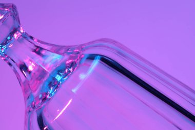 Camın canlı renkli ışıktaki makro resmi.