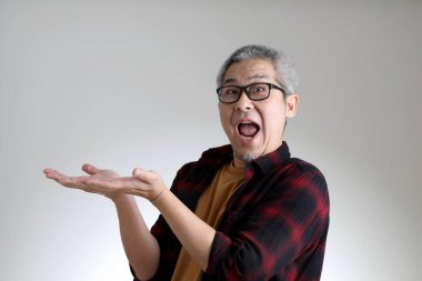 Beyaz arka planda duran Asyalı adam..