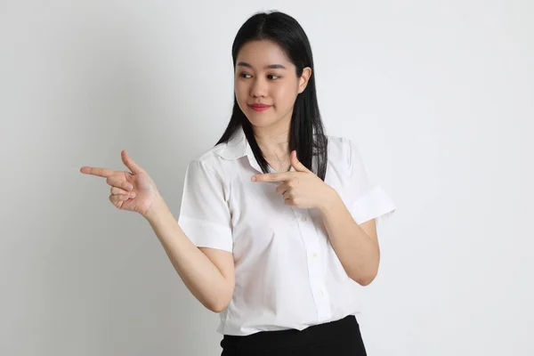 Ragazza Asiatica Uniforme Universitaria Piedi Sullo Sfondo Bianco — Foto Stock