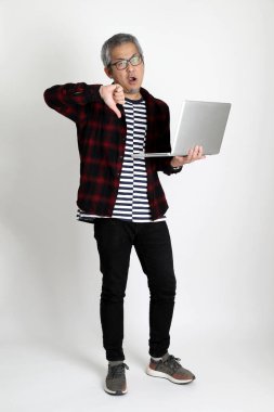 Beyaz arka planda duran Asyalı adam.