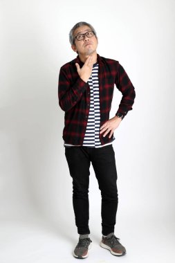 Beyaz arka planda duran Asyalı adam.