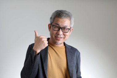 Beyaz arka planda duran akıllı Asyalı adam..