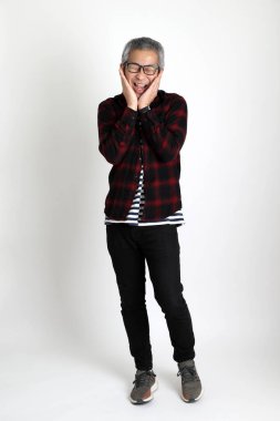 Beyaz arka planda duran Asyalı adam.