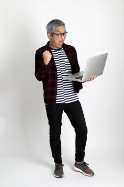 Beyaz arka planda duran Asyalı adam.