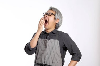 Önlüklü Asyalı adam..