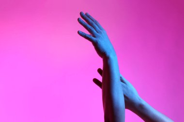 Eller beyaz arkaplanda poz veriyor.