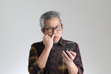 Beyaz arka planda duran kıdemli Asyalı adam.