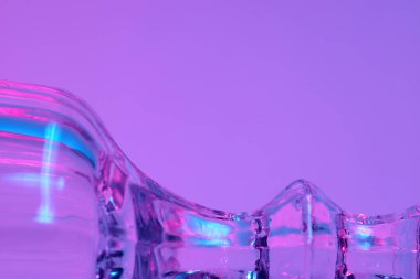 Camın canlı renkli ışıktaki makro resmi.