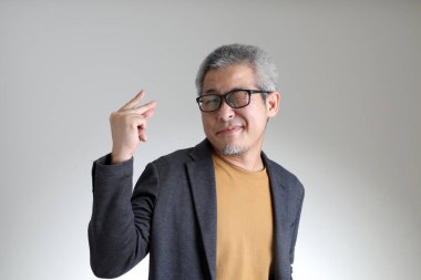 Beyaz arka planda duran akıllı Asyalı adam..