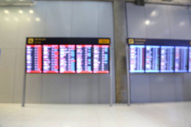 Havaalanındaki zaman tablosunun bulanık odağı.