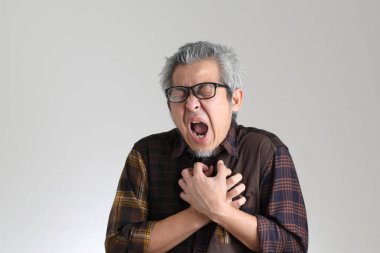 Beyaz arka planda duran kıdemli Asyalı adam.