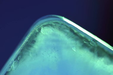 Renkli jel ışık fotoğrafında buzun makro resmi.