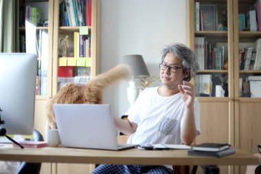 Ev stüdyosunda çalışan Asyalı adam..